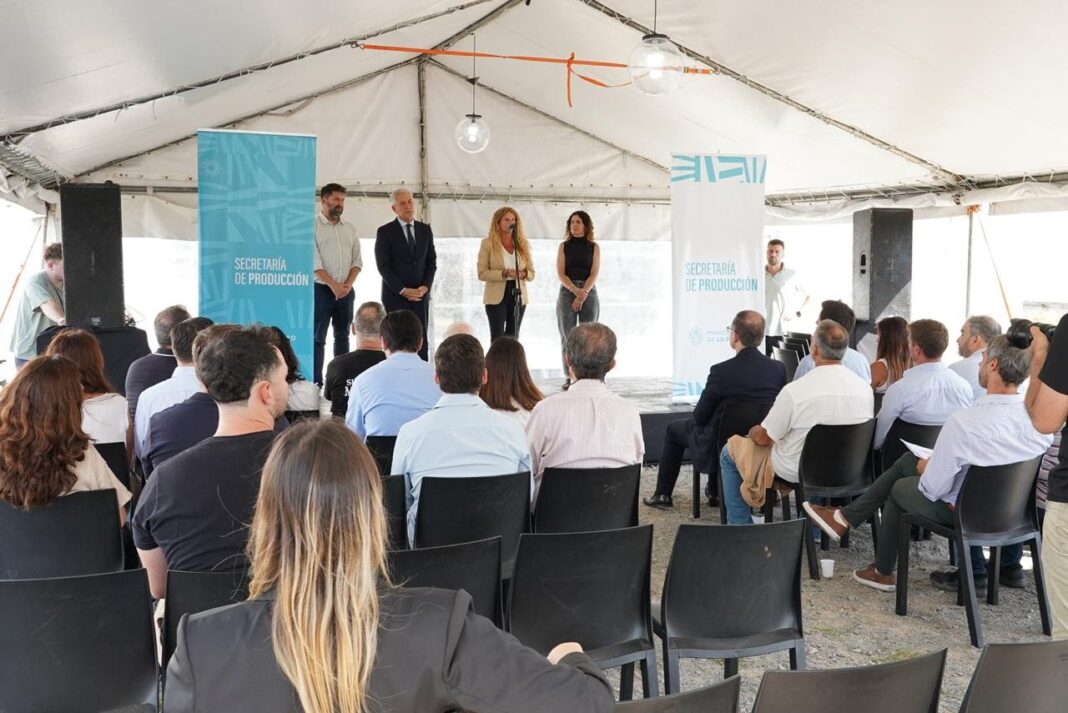 Acto oficial de entrega de escrituras a empresas del Parque Industrial La Plata II por parte de autoridades, incluyendo a Alak, tras 19 años de espera.