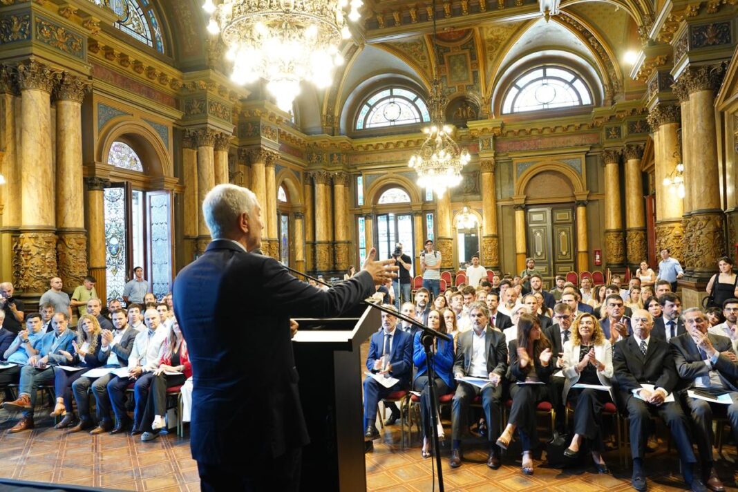 Julio Alak presenta el Plan de Seguridad 2026 en el Salón Dorado del Palacio Municipal de La Plata, ante autoridades y representantes de las fuerzas de seguridad.