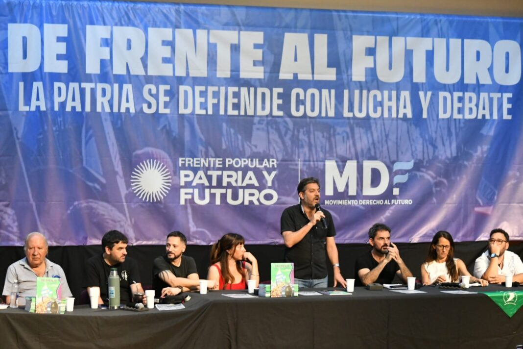 Carlos Bianco habla en el plenario nacional de Patria y Futuro, en rechazo a la reforma laboral del gobierno de Javier Milei.