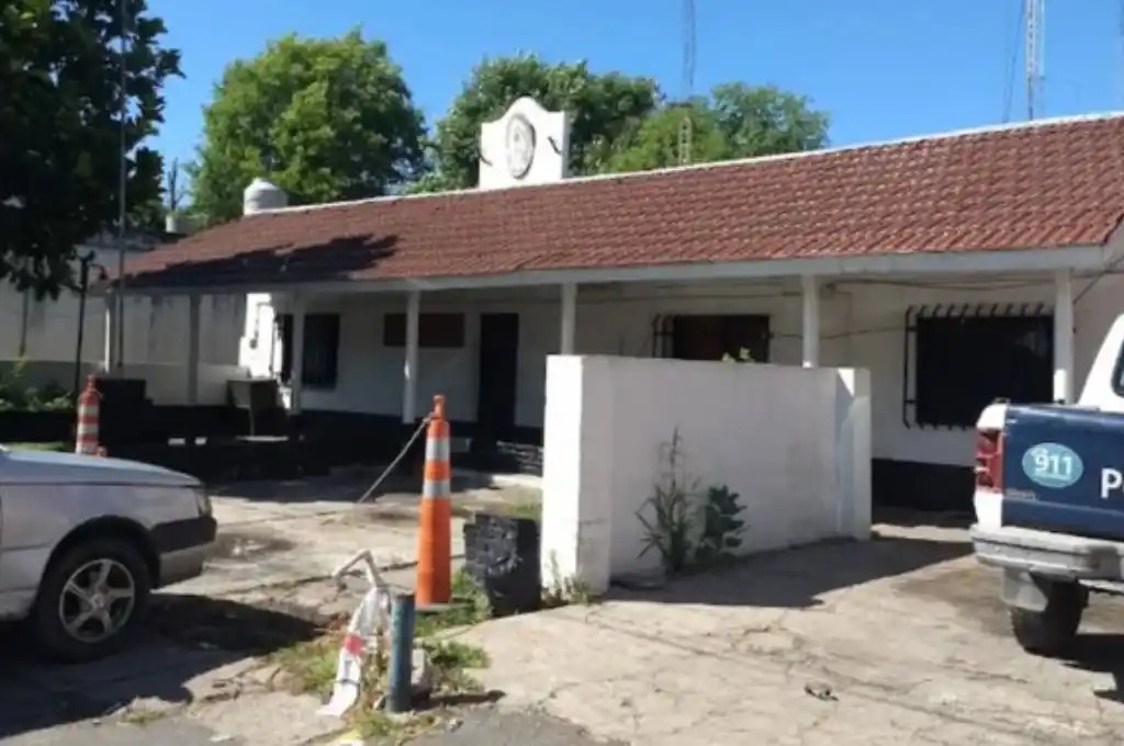 Exterior de la Comisaría 4 de Morón, lugar relacionado con el incidente de gatillo fácil, choque y el asesinato de un joven por un policía.