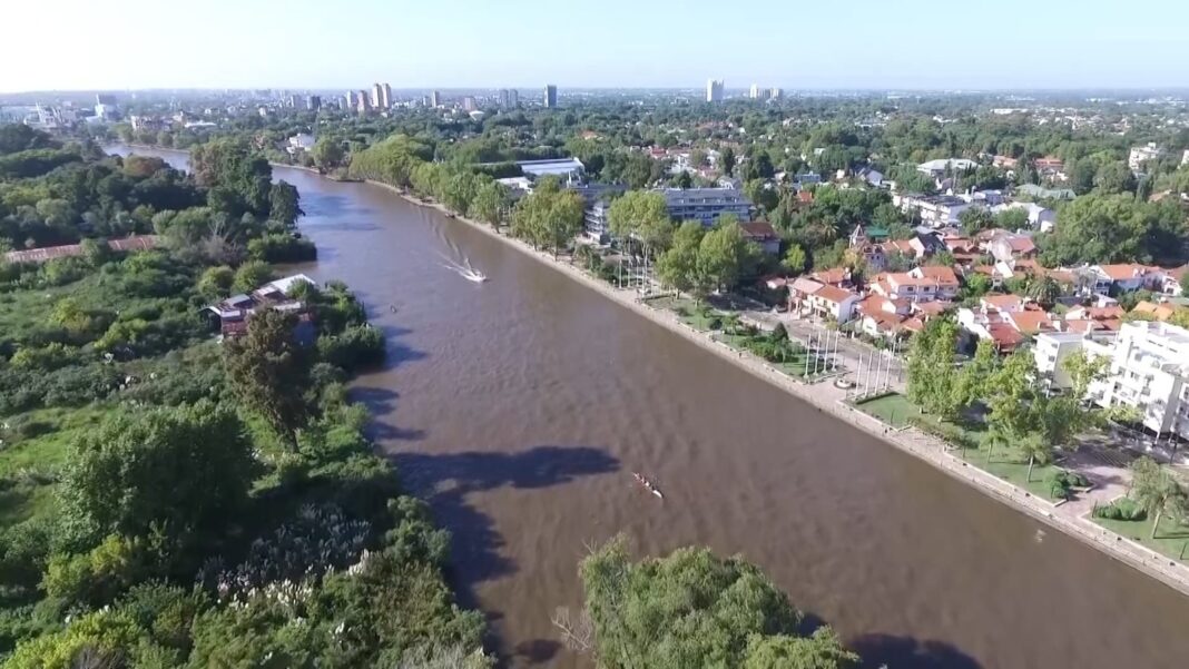 Contaminación en el Arroyo El Gato, uno de los cursos analizados por el CONICET en su estudio sobre restos de medicamentos en aguas superficiales del AMBA.