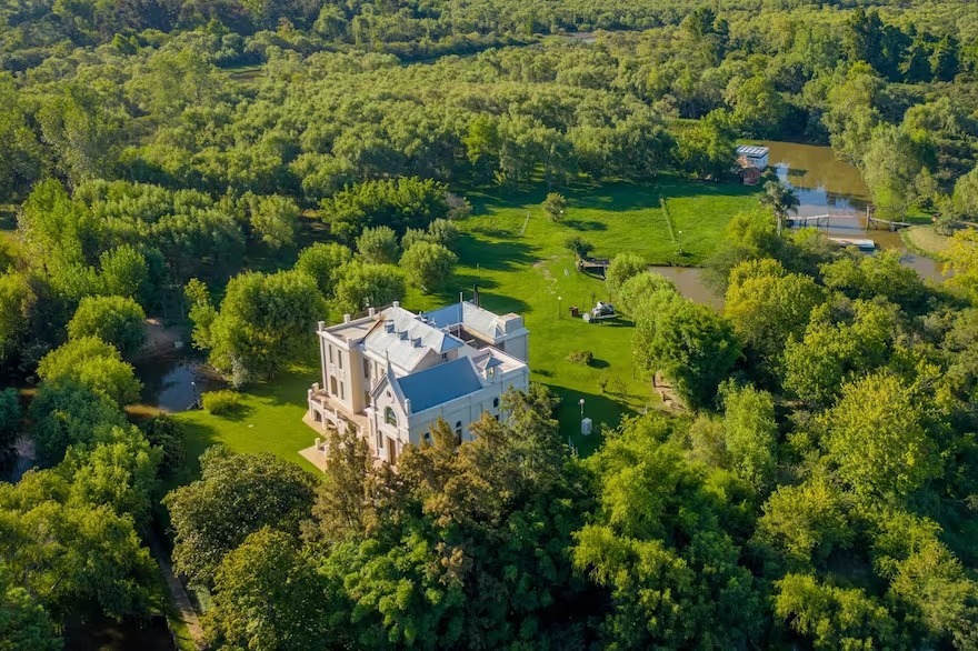 Vista aérea del antiguo Convento San Francisco, hoy Complejo Senador Dupont, en una isla del Delta de Tigre