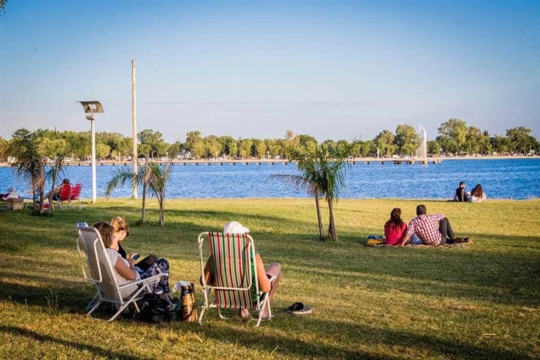 Escapada de fin de semana largo en Buenos Aires: gente relajándose en un paisaje natural junto al agua, ideal para destinos de naturaleza y relax.