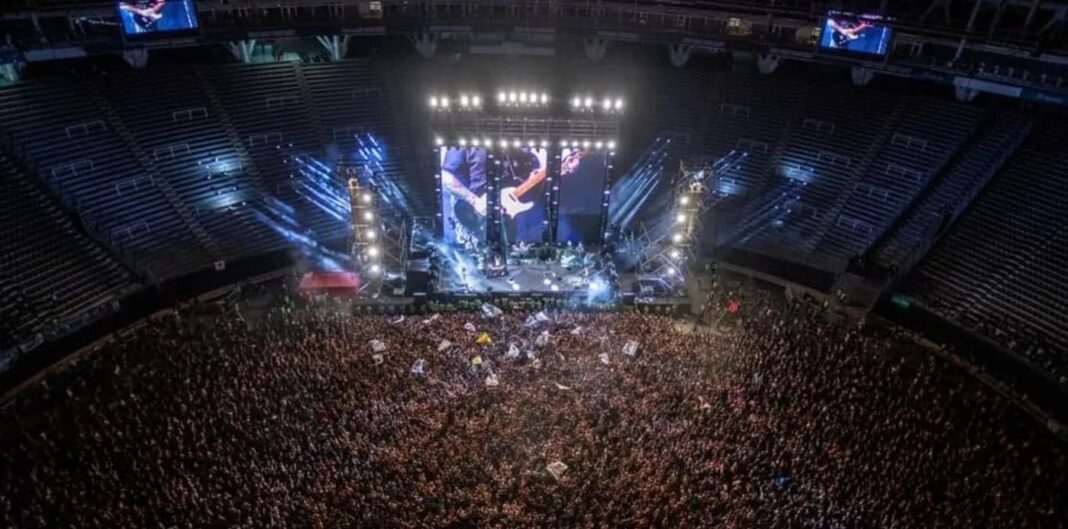 Vista aérea del Estadio Único de La Plata colmado durante el recital de Los Fundamentalistas del Aire Acondicionado.
