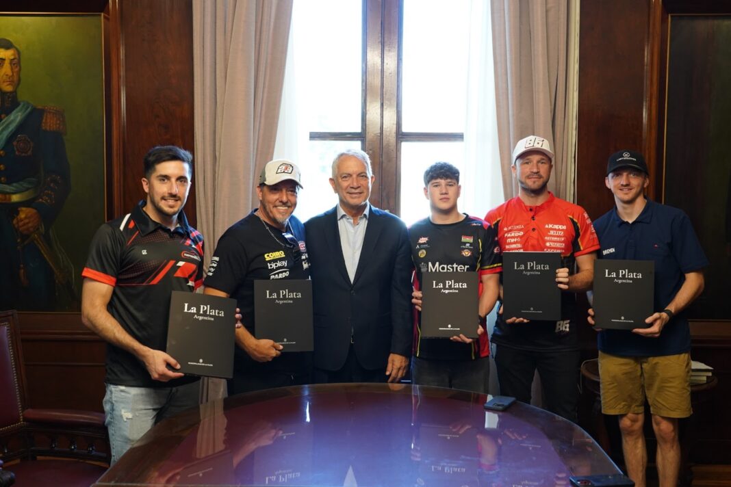 Intendente Alak recibiendo a pilotos del Turismo Carretera (TC) en La Plata en la previa del Gran Premio Coronación 2025.