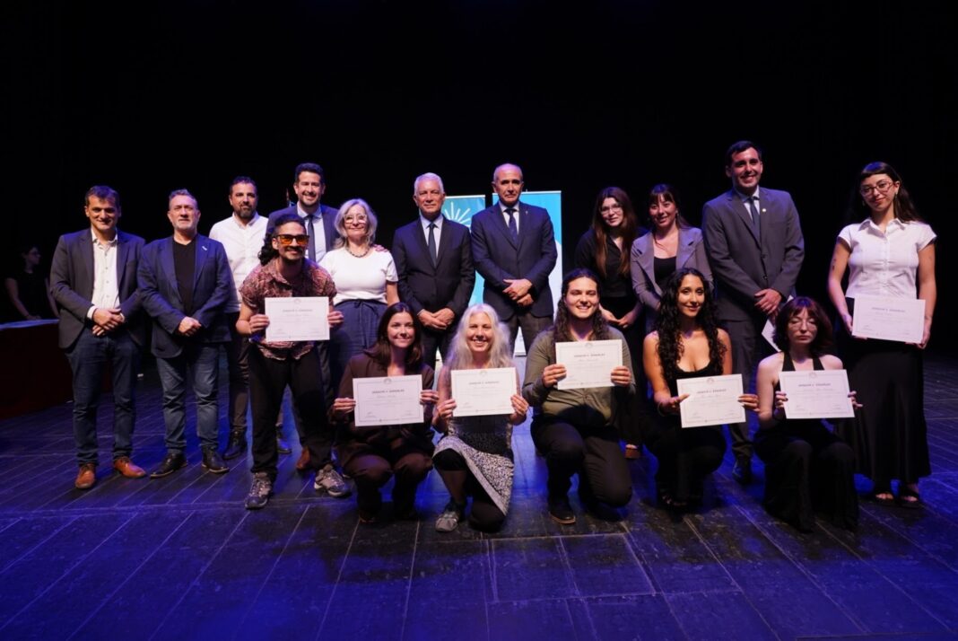 Grupo de estudiantes y autoridades posando en el escenario de La Plata tras recibir los diplomas Almafuerte, Dardo Rocha y Joaquín V. González.