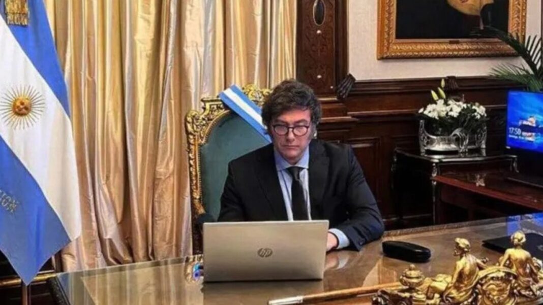 Javier Milei en el despacho presidencial de Casa Rosada, frente a una notebook, en medio de versiones sobre un aumento salarial para funcionarios