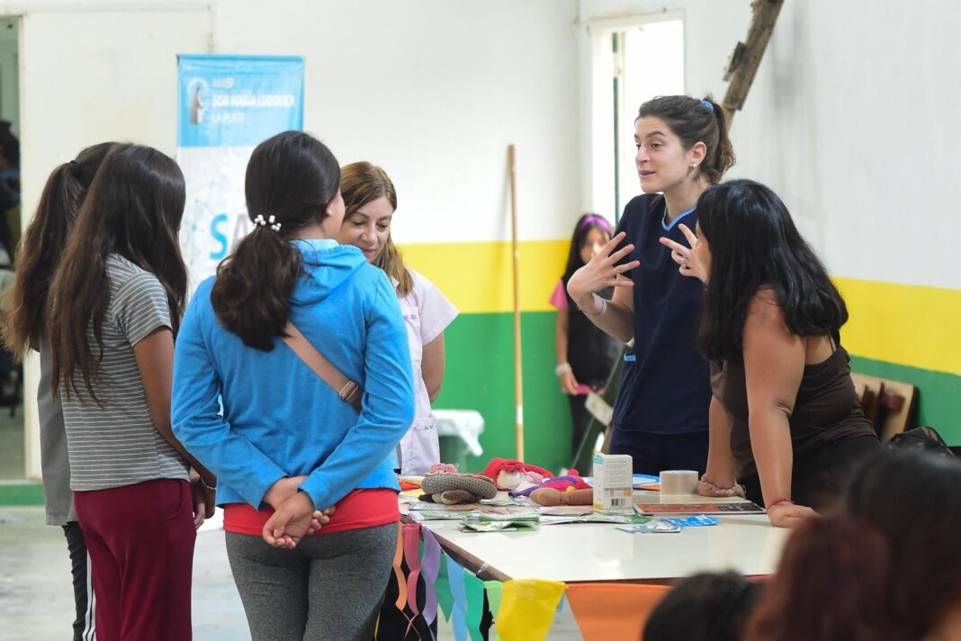 Personal de salud brindando información en una de las jornadas de trámites y servicios en los barrios de La Plata como Los Hornos y Olmos.