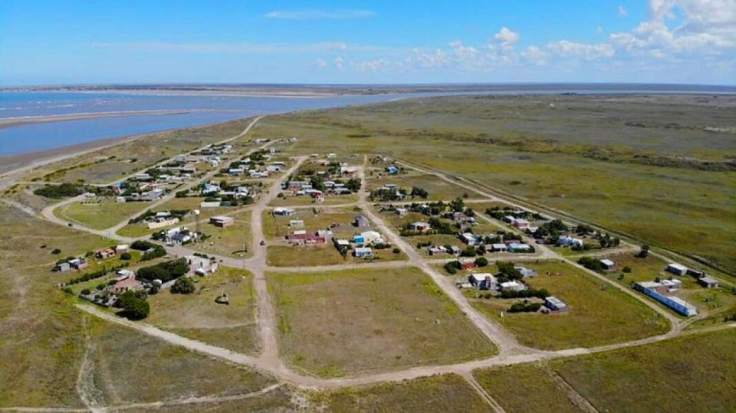 Vista aérea del pequeño asentamiento de La Baliza, ubicado en la llanura junto a la desembocadura del Río Negro, extremo sur de la Provincia de Buenos Aires.