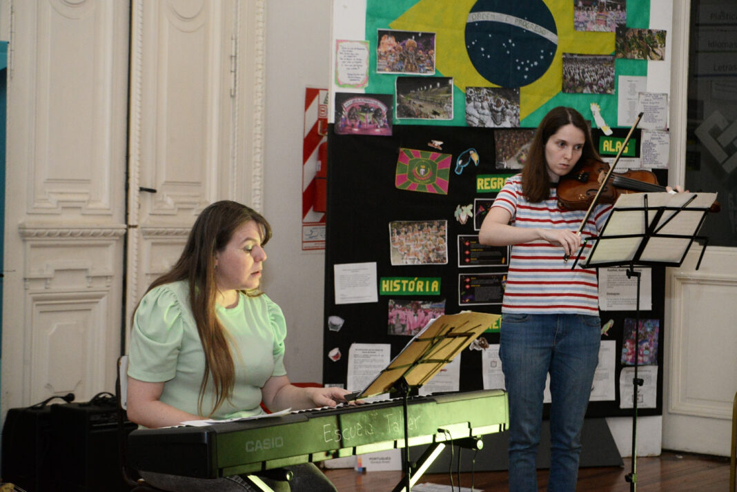 Actuación musical en vivo durante la Muestra Anual 2025 de la Escuela Taller en La Plata, Buenos Aires.