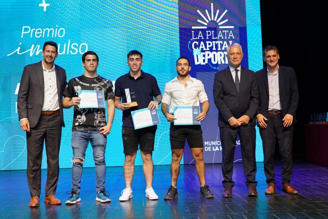 Intendente Alak y autoridades junto a los atletas destacados durante la ceremonia de los Premios Impulso Deportivo 2025 en el Coliseo Podestá.