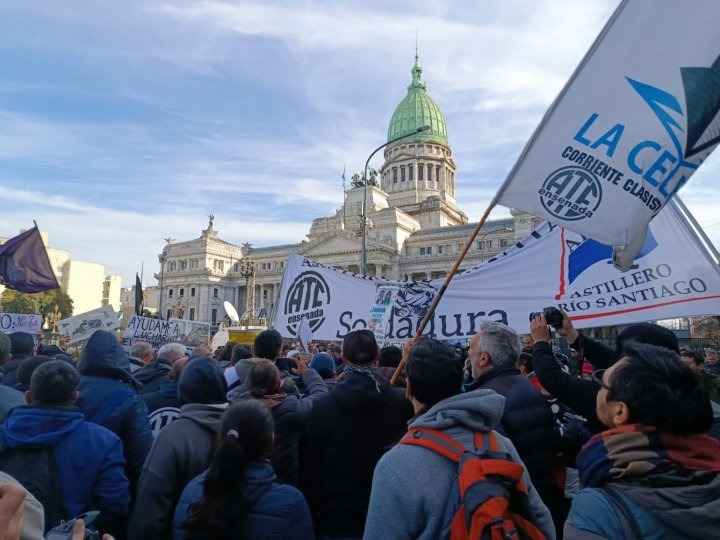 Movilización de ATE y organizaciones sociales frente al Congreso, con banderas y columnas sindicales.