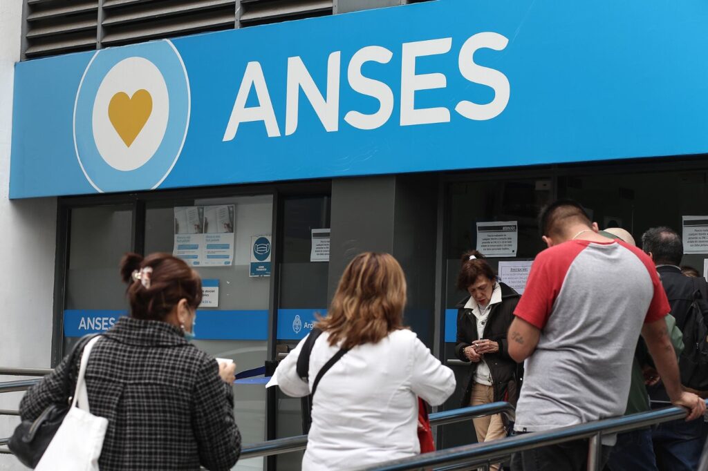 Personas ingresan y salen de una oficina de ANSES durante un operativo de atención al público en enero de 2026