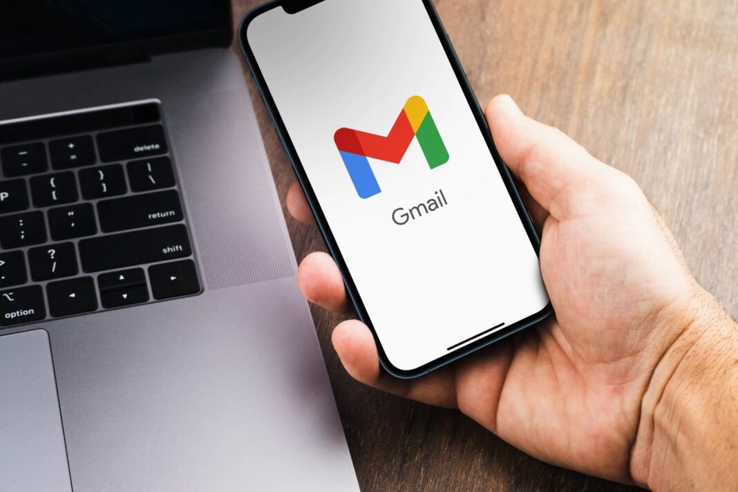 Logo de Gmail en un celular, como parte de las nuevas funciones de inteligencia artificial que Google incorpora al correo electrónico.