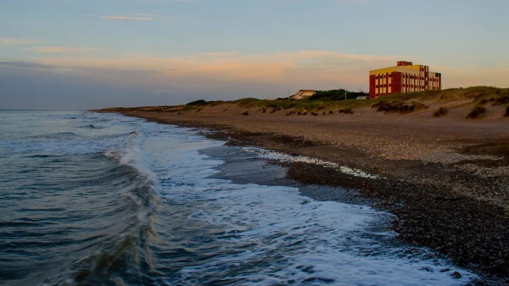 Viento y mar movido en Costa Bonita, cerca de Necochea, en la Costa Atlántica bonaerense