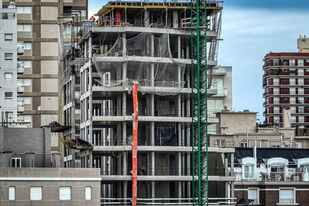 Edificio en construcción en La Plata con estructura de hormigón y andamios. El metro cuadrado supera los $2 millones en enero de 2026.