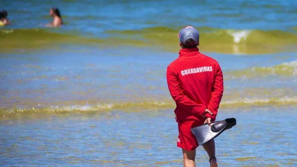 Guardavidas vigila a los bañistas en una playa argentina durante la temporada de verano