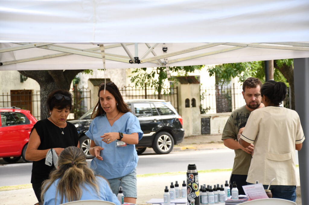 Jornada de salud en La Plata con personal municipal brindando servicios gratuitos y prevención contra el dengue y el hantavirus
