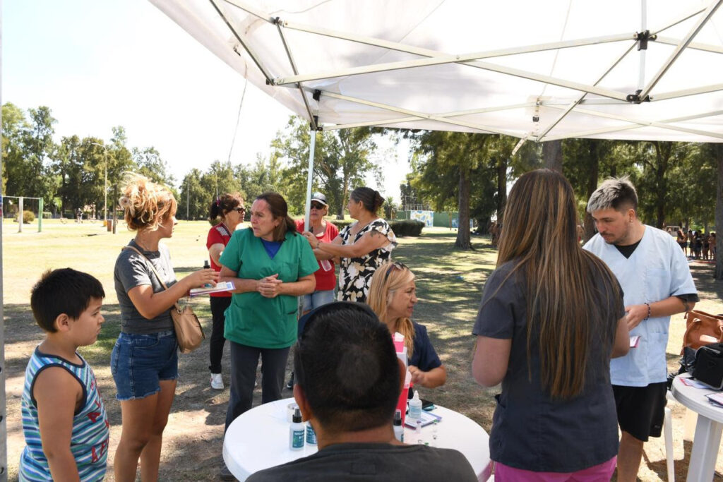 Profesionales de la Municipalidad de La Plata realizan controles de salud y acciones de prevención del dengue en una jornada sanitaria en un parque.