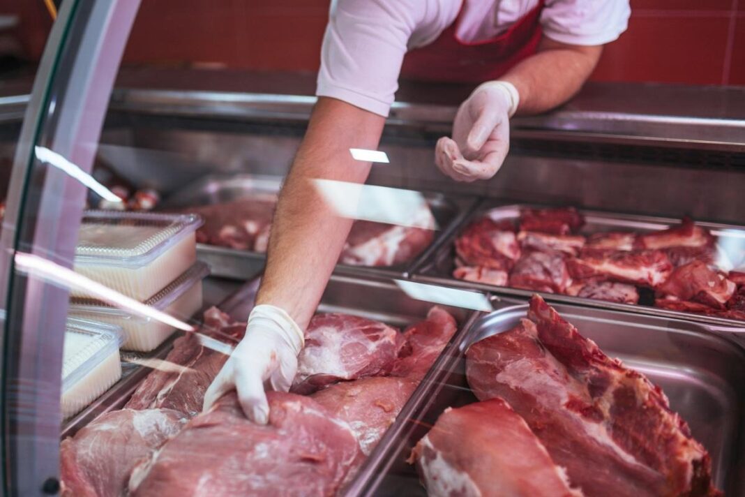 Carnicería muestra cortes de carne vacuna tras un aumento de precios que impacta en la inflación de enero