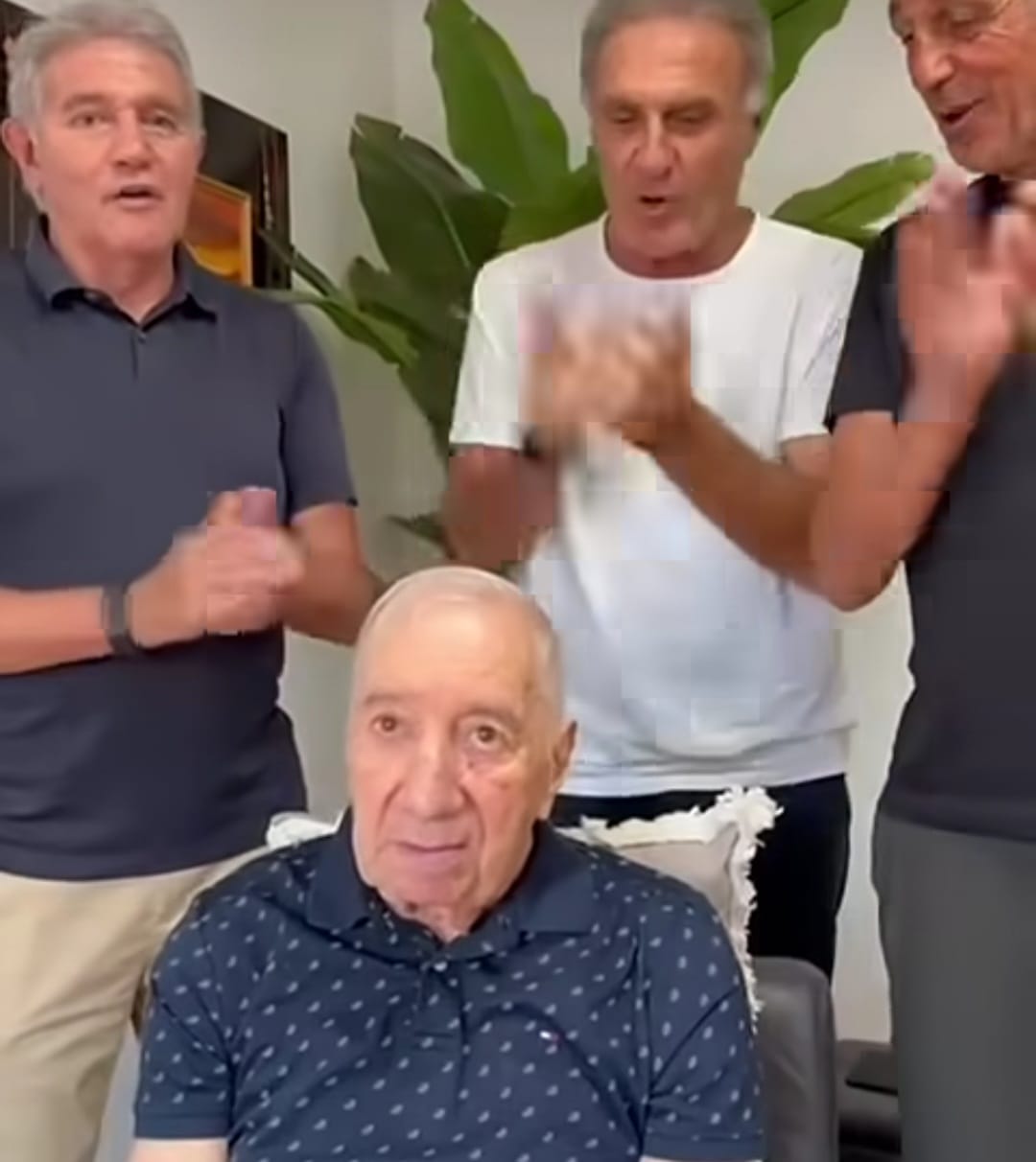 Grupo de personas aplaudiendo juntos.