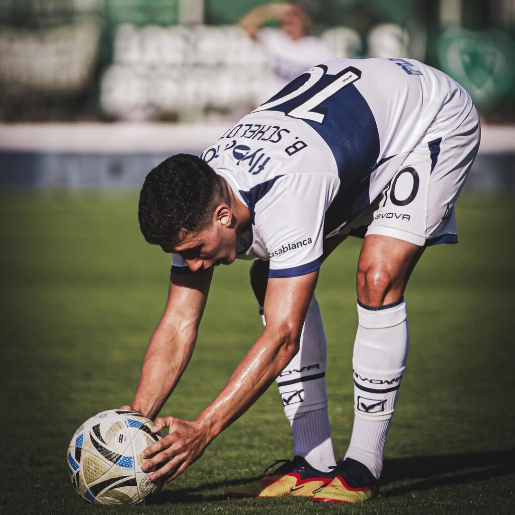 Jugador de fútbol preparando un tiro.