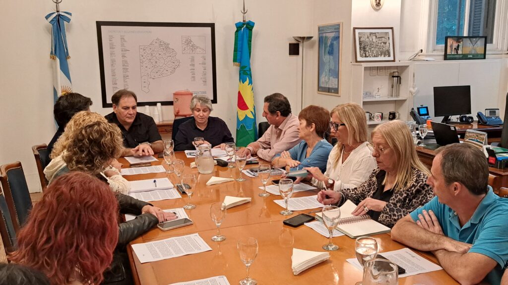 reunion entre gremialistas docentes y funcionarios provinciales