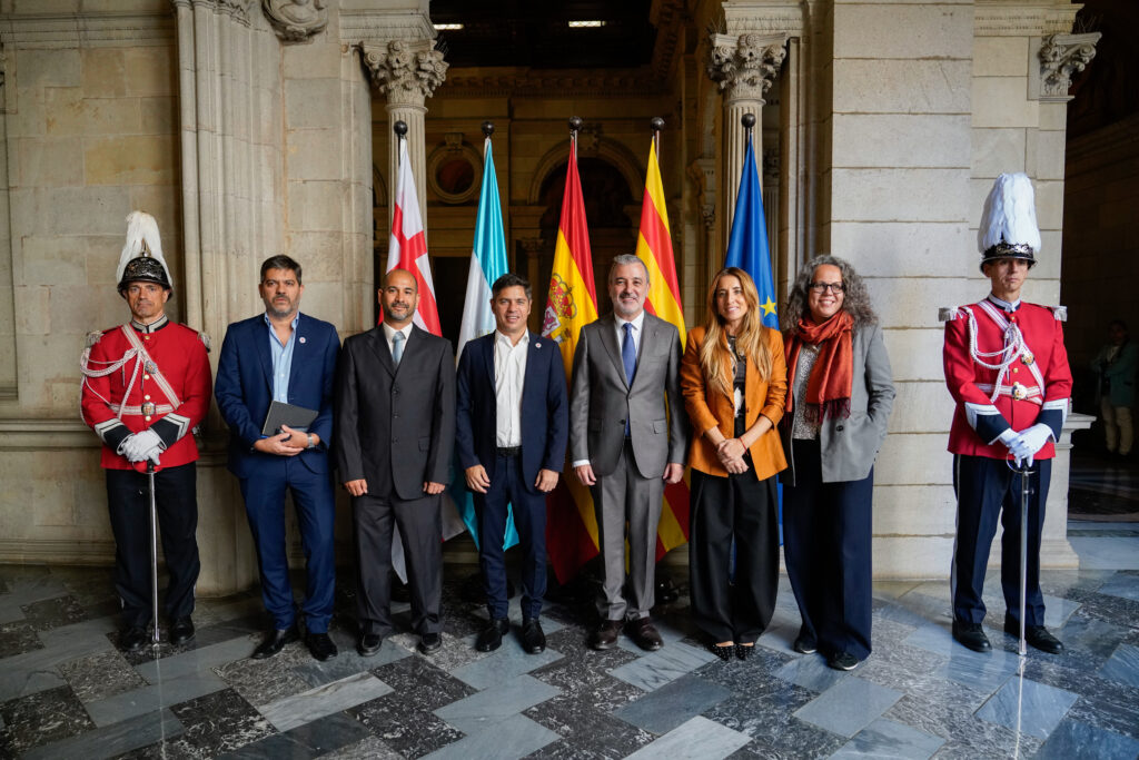 Grupo de personas en un evento oficial.