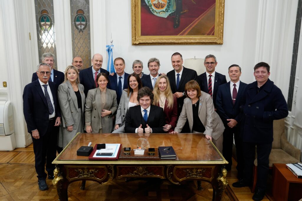 gabinete nacional encabezado por javier milei posan para la foto