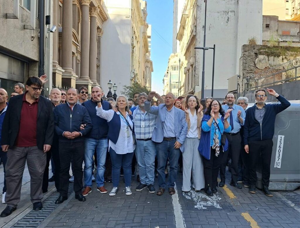 trabajadores bancarios cantando en una protesta