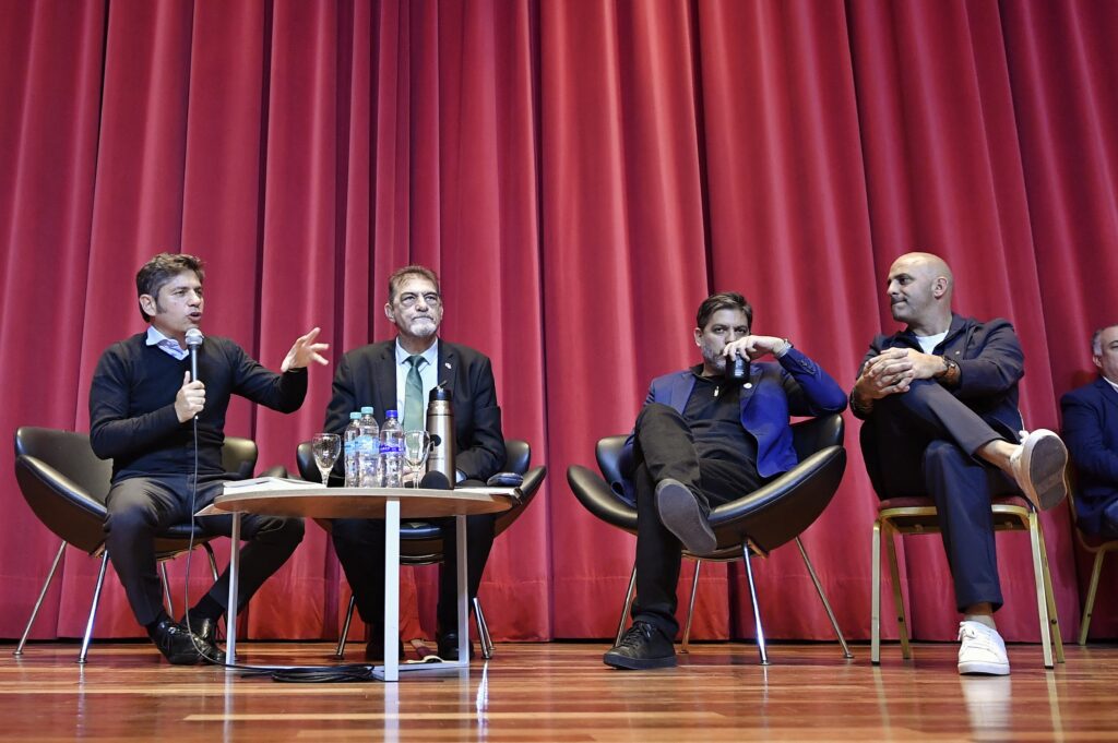 axel kicillof habla ante un auditorio en cordoba