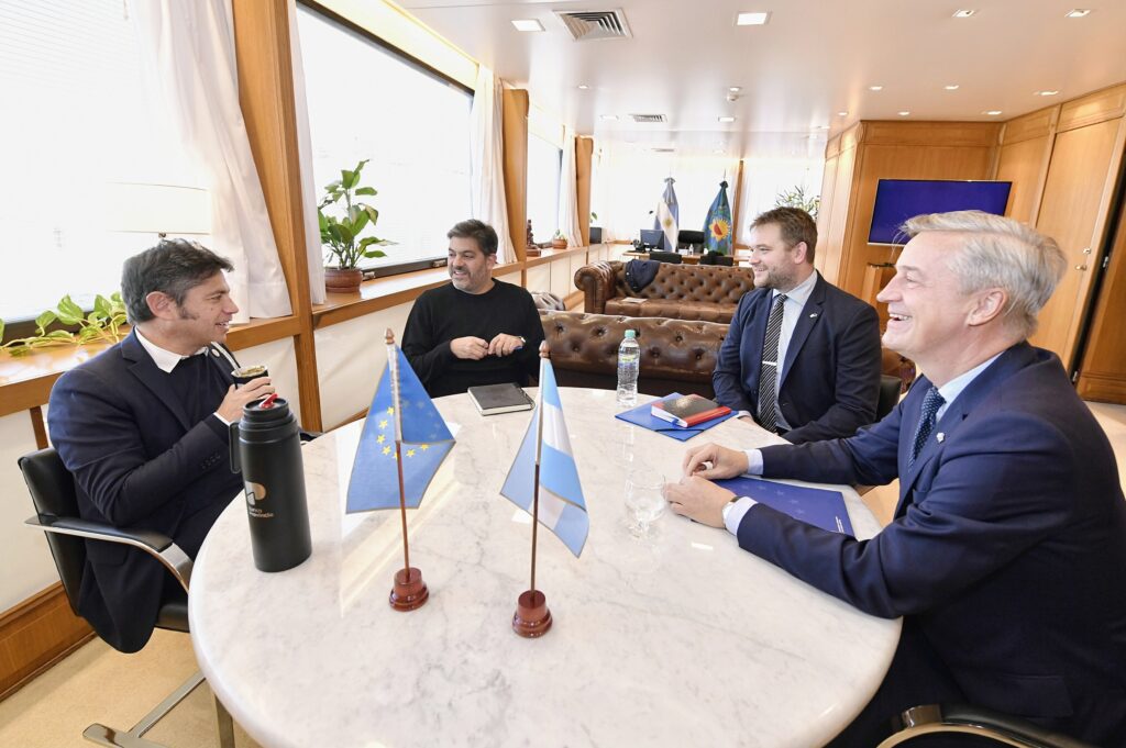 Axel Kicillof reunido con el embajador de la union europea en argentina