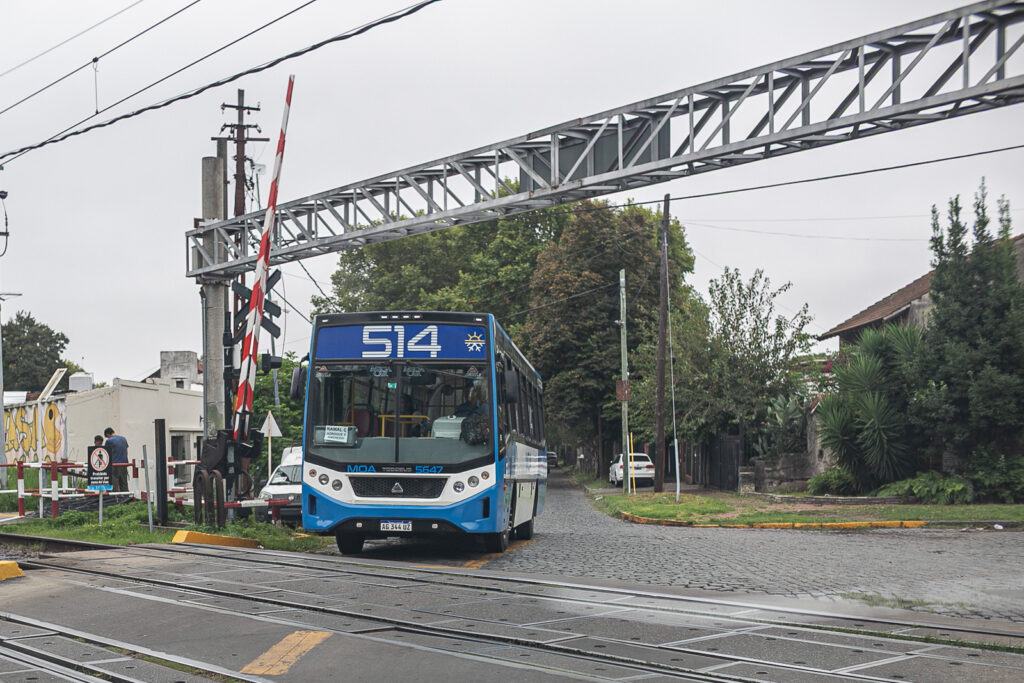 Ya está en funcionamiento la línea de colectivos que une Solano y Adrogué