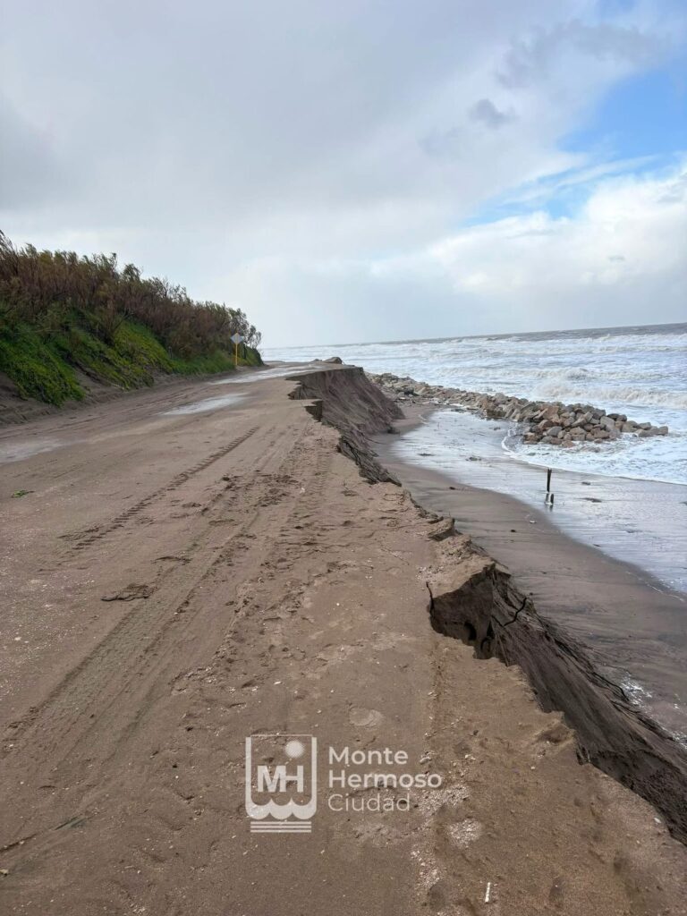 El municipio informa que el trayecto costero que une Monte Hermoso con la localidad de Sauce Grande está momentáneamente inhabilitado por las consecuencias del temporal.