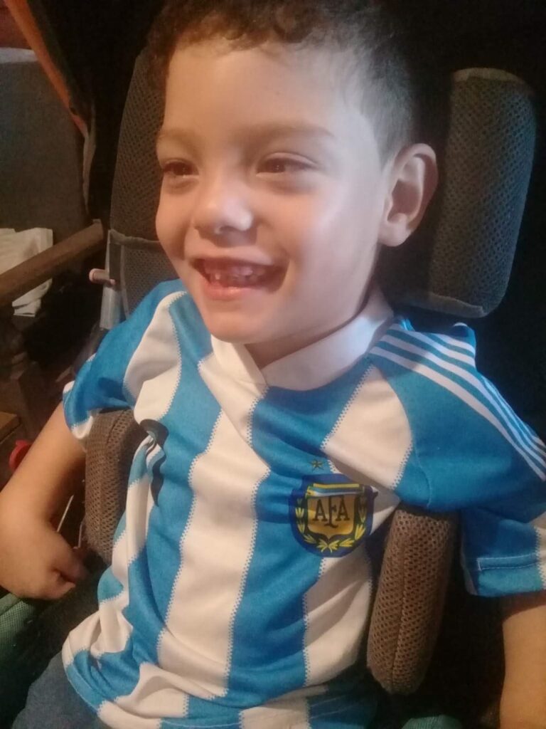 Ringo, el niño platense que acude a la solidaridad para continuar con sus terapias.