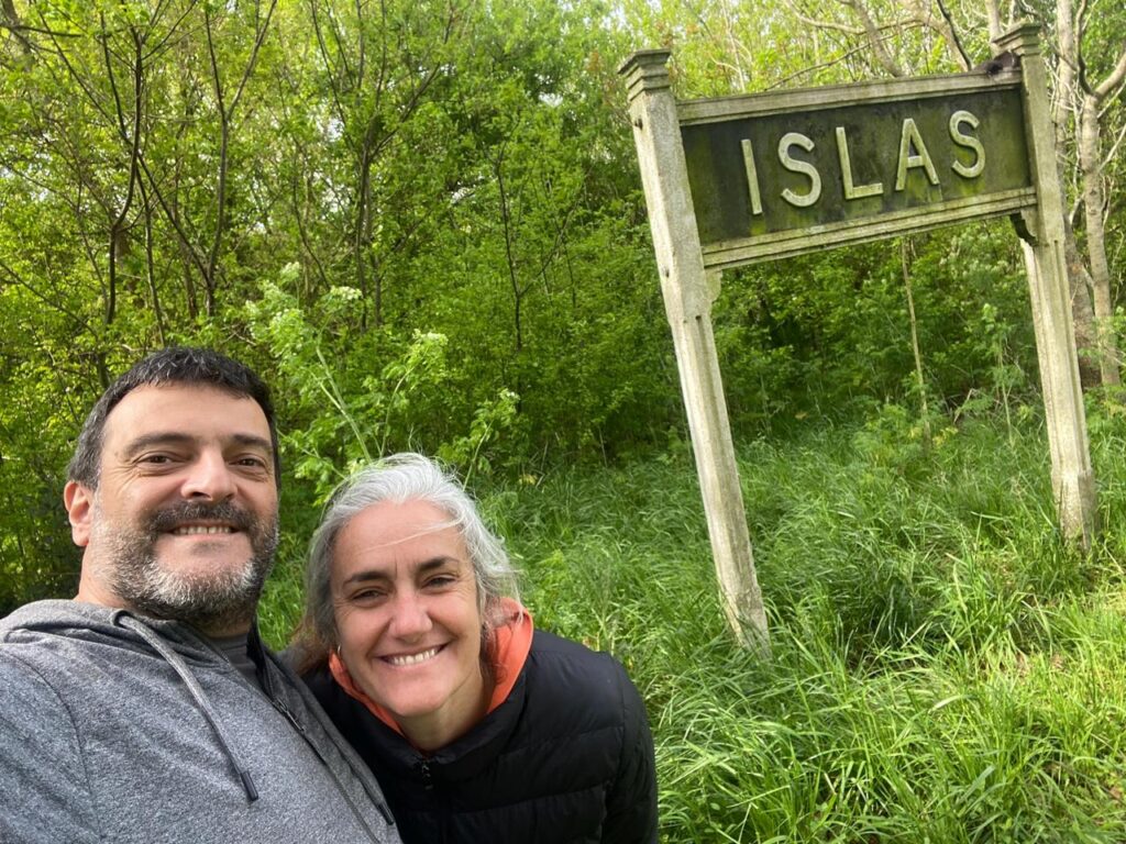 Ignacio y Luciana recorriendo el interior bonaerense. Difunden el turismo rural en redes sociales