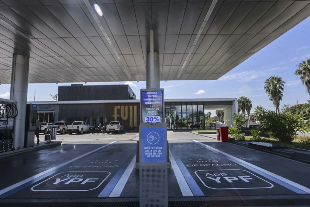 estacion de servicio ypf vacia