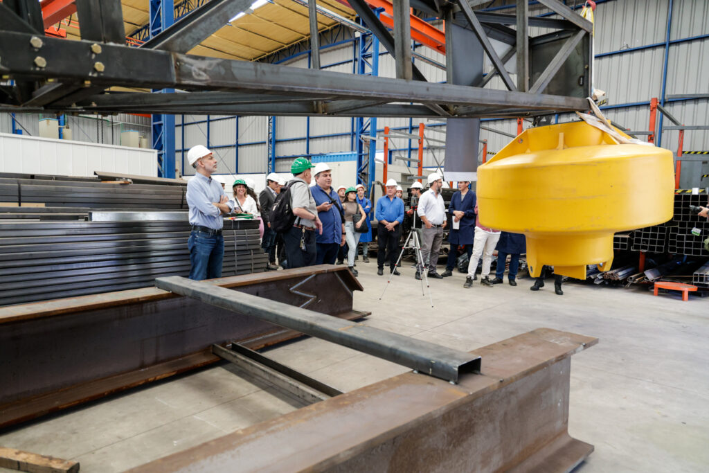 funcionarios visitan planta metalurgica