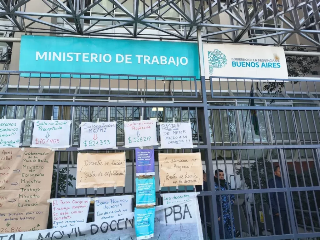 El ingreso a la sede del Ministerio de Trabajo bonaerense colmado de carteles con consignas gremiales del suteba multicolor