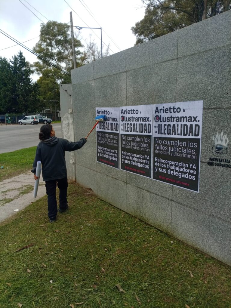 carteles pegados por trabajadores despedidos de lustramax en la via publica de malvinas argentinas. las consignas apuntan contra florencia arietto