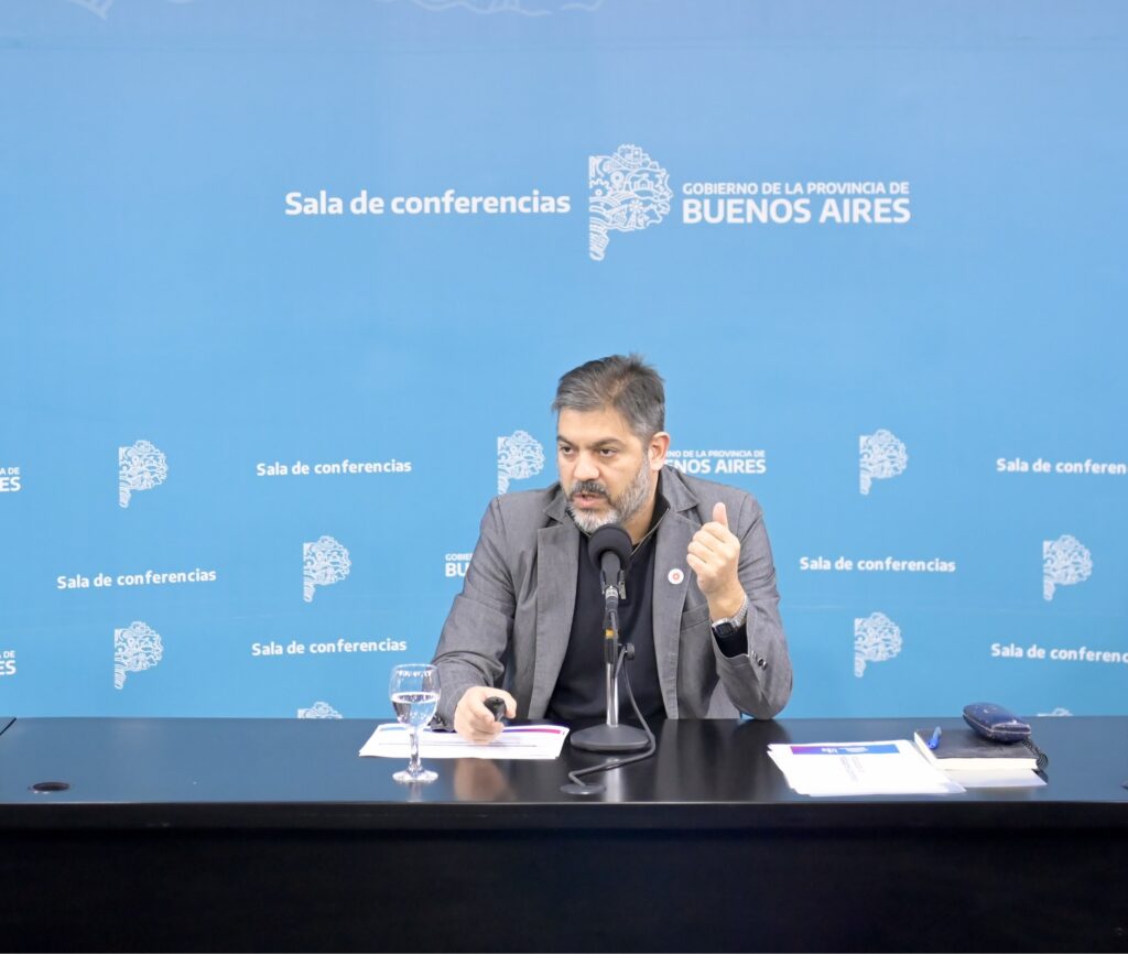 carlos bianco en la sala de conferencias del gobierno de la provincia de buenos aires