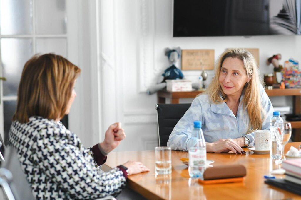 karina milei mira a patricia bullrich desde la cabecera de la mesa