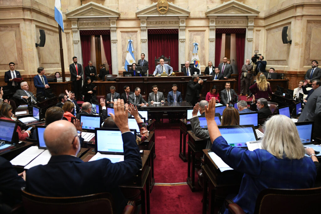 senadores con la mano en alto votando pliegos judiciales
