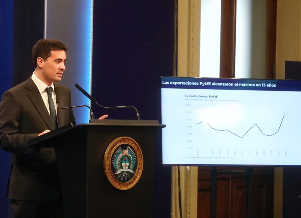 adrian ravier encabeza una conferencia de prensa en casa rosada