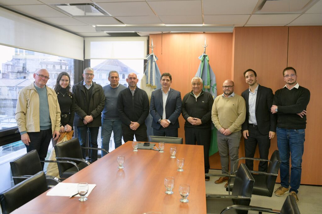 martin marinucci junto a intendentes del oeste bonaerense anunciando la reactivacion de tres lineas de colectivos