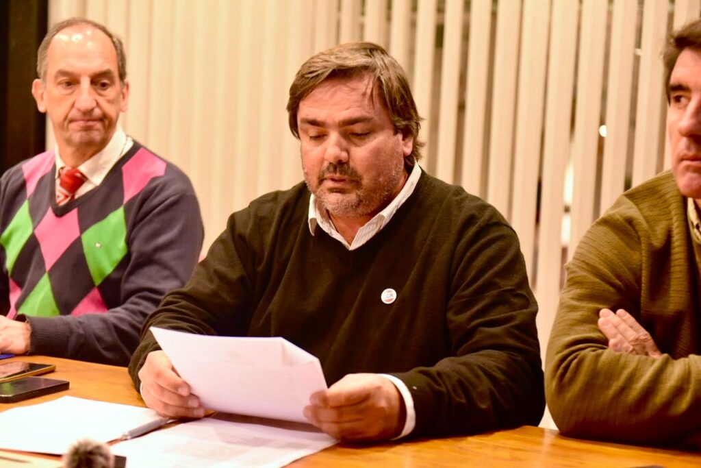 emiliano balbin lee un acta en la ucr bonaerense