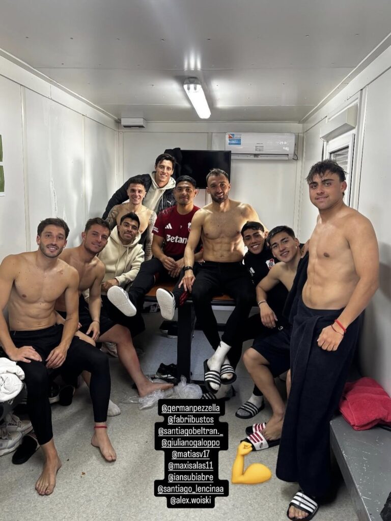 El container donde se cambian Pezzella y sus compañeros, el día que fueron visitados por Beltrán y Acuña.