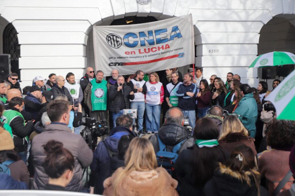 dirigentes gremiales encabezan un acto en la entrada a la sede de la comision de energia atomica