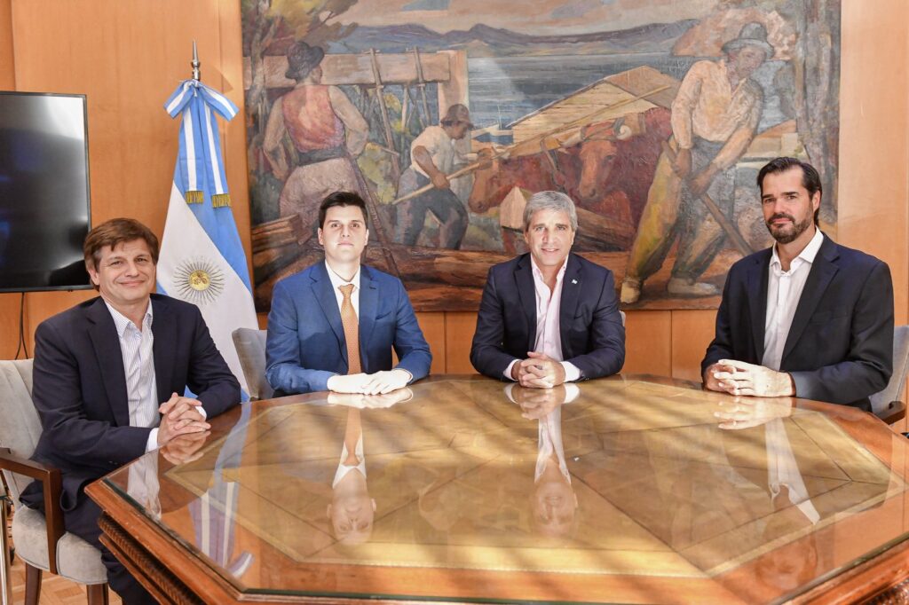 luis caputo, ministro de economia de la nacion, reunido con un empresario del sector energetico