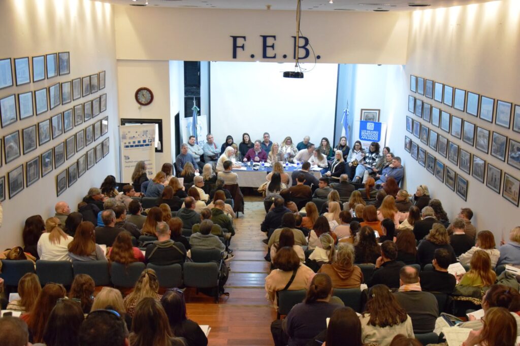 vista aerea del auditorio de la feb en que delegados y autoridades gremiales se reunen para analizar la oferta paritariar